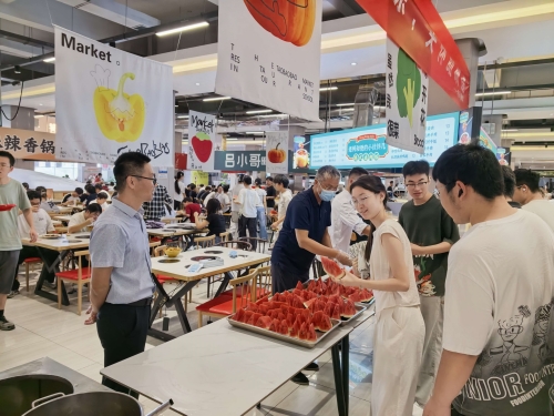 一群人在厨房里做食物描述已自动生成